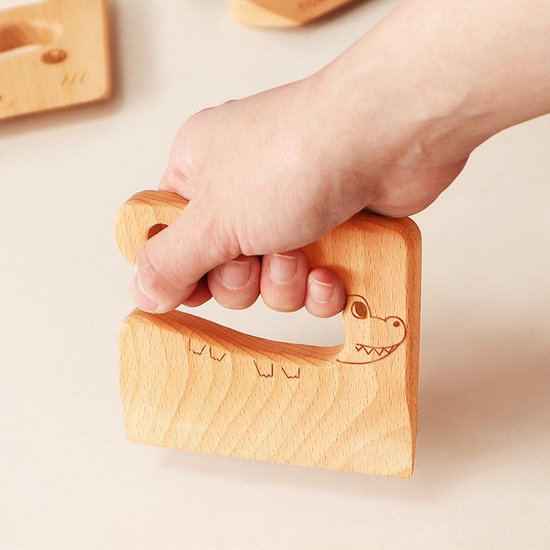 Couteau en bois pour enfant en forme de crocodile, sécuritaire et adapté pour couper des fruits et légumes.