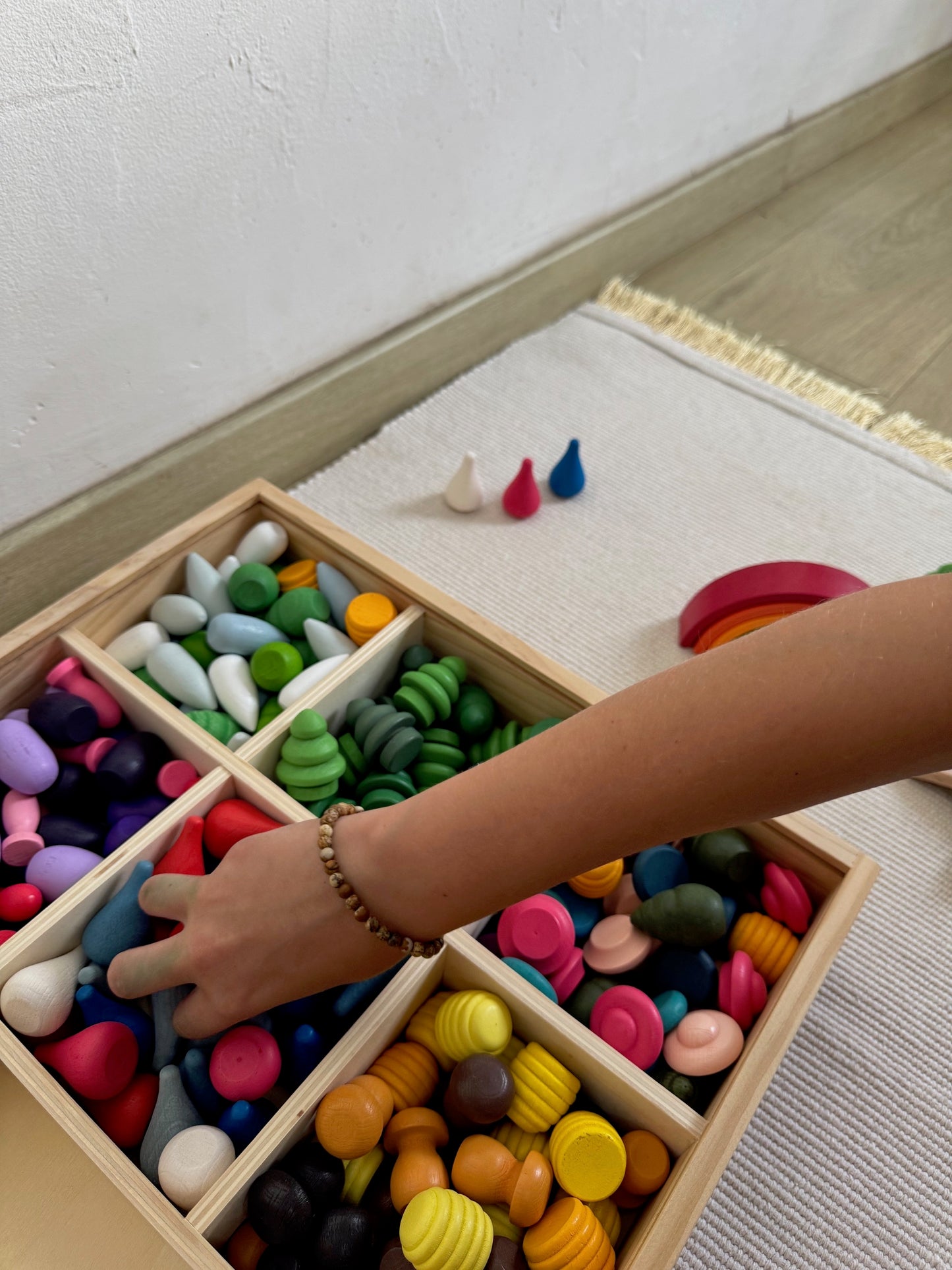 Ensemble de 269 figurines en bois colorées