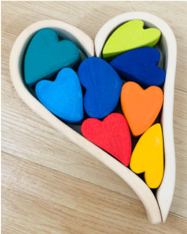 Blocs en bois colorés en forme de cœur avec support Montessori