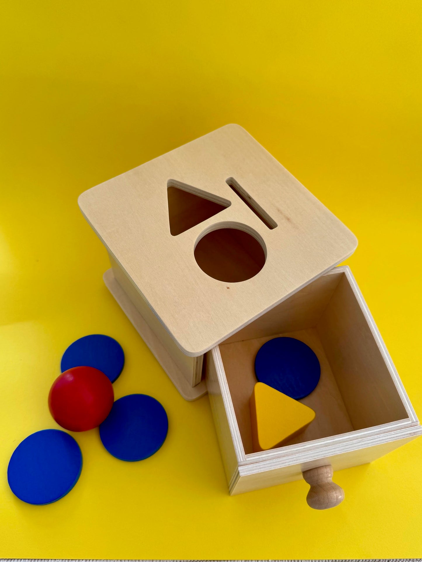 Box imbucare avec tiroir et formes géométriques