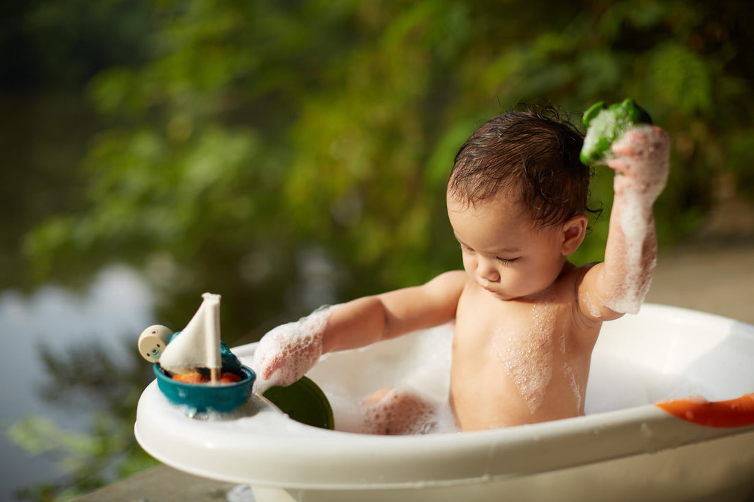 bebe qui prend son bain avec jeu Montessori
