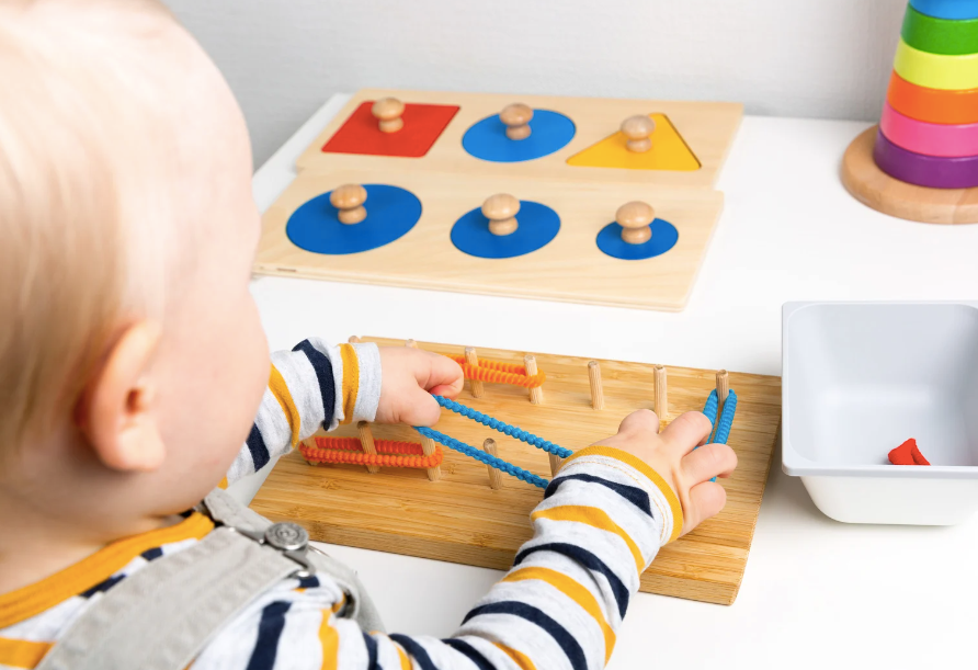 Comment choisir le matériel Montessori en fonction de l’âge de votre enfant ?