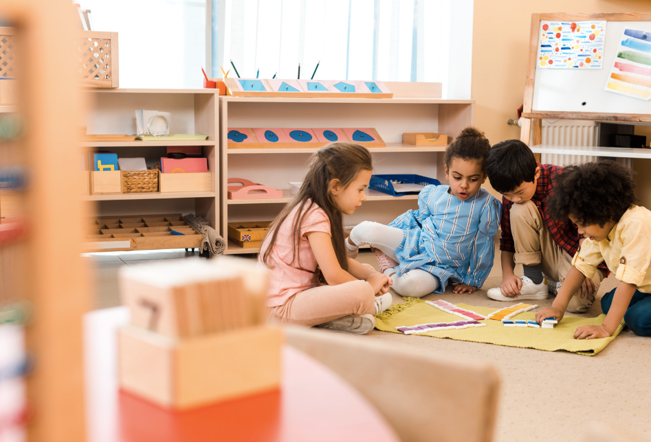 enfant jouant avec du materiel montessori a la reunion