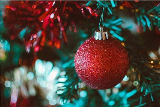 boule de noel sur sapin de noel à la réunion