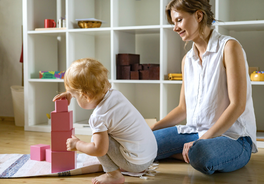 maman et bebe jouent avec du materiel Montessori