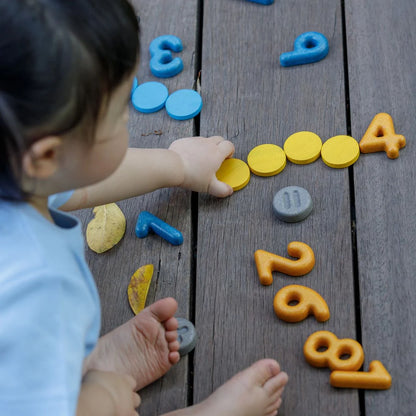 Chiffres et symboles mathématiques en bois