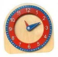 Horloge Montessori en bois avec chiffres rouges et bleus et aiguilles mobiles.
