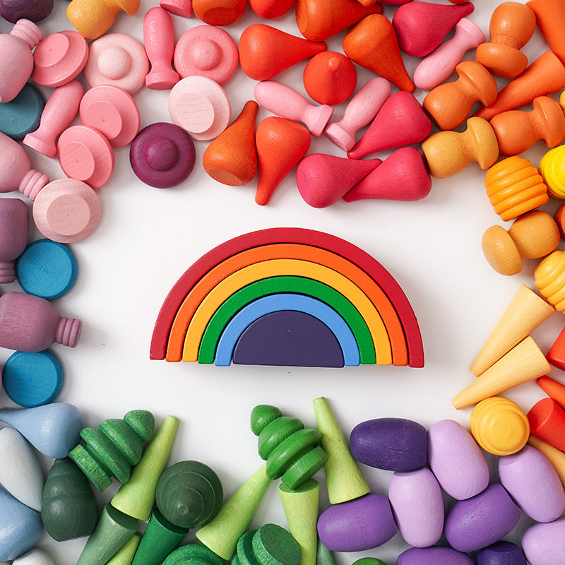 Ensemble de 269 figurines en bois colorées