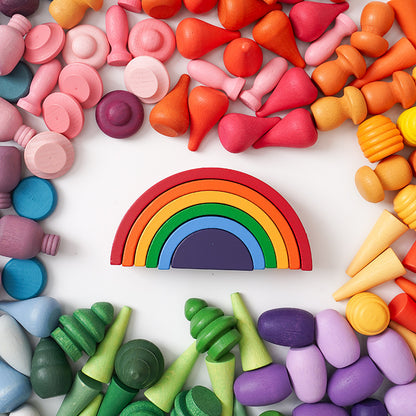 Ensemble de 269 figurines en bois colorées