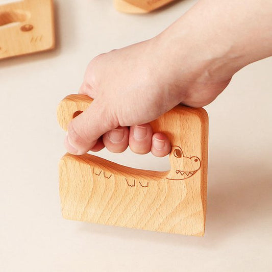 Couteau en bois pour enfant en forme de crocodile, sécuritaire et adapté pour couper des fruits et légumes.
