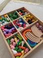 Ensemble de 269 figurines en bois colorées