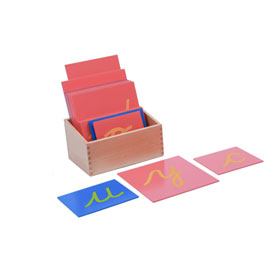Boîte en bois Montessori contenant 26 lettres rugueuses cursives avec voyelles en bleu et consonnes en rose