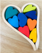 Blocs en bois colorés en forme de cœur avec support Montessori