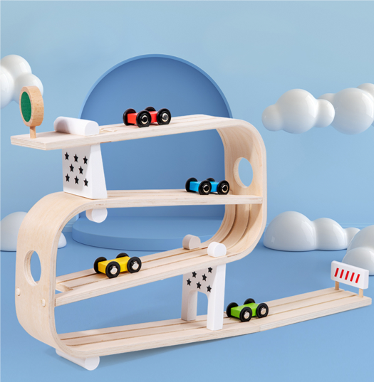 Circuit de voitures en bois Montessori avec piste à étages et petites voitures colorées à La Réunion