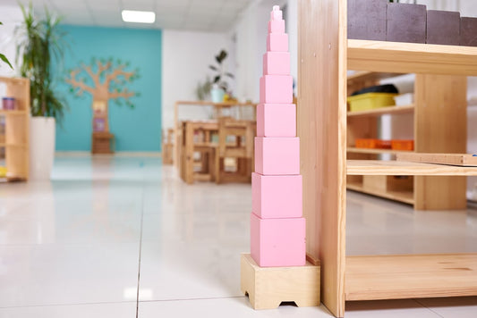 Tour rose Montessori et son socle en bois